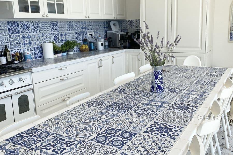 Kuća s bazenom i otvorenim pogledom na more