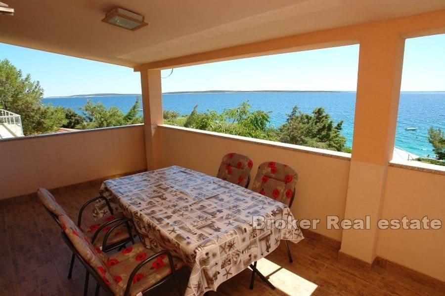 Casa con piscina, prima fila mare
