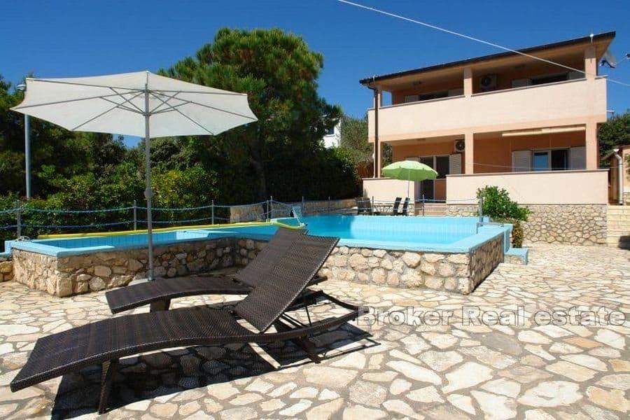 Casa con piscina, prima fila mare