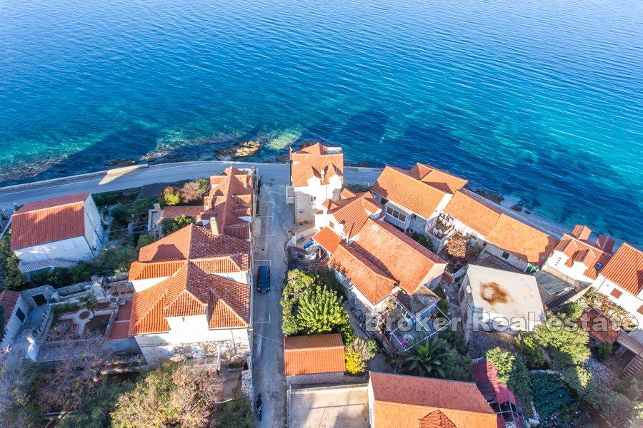 House first row to the sea