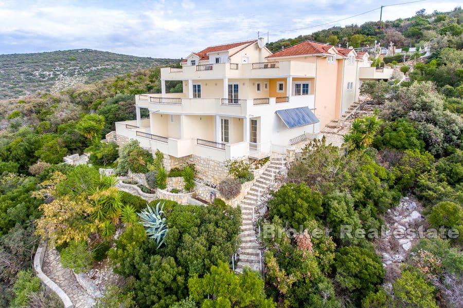 Mehrfamilienhaus in der ersten Reihe zum Meer