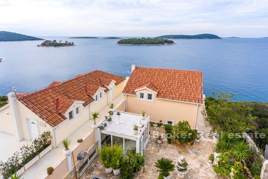 Mehrfamilienhaus in der ersten Reihe zum Meer