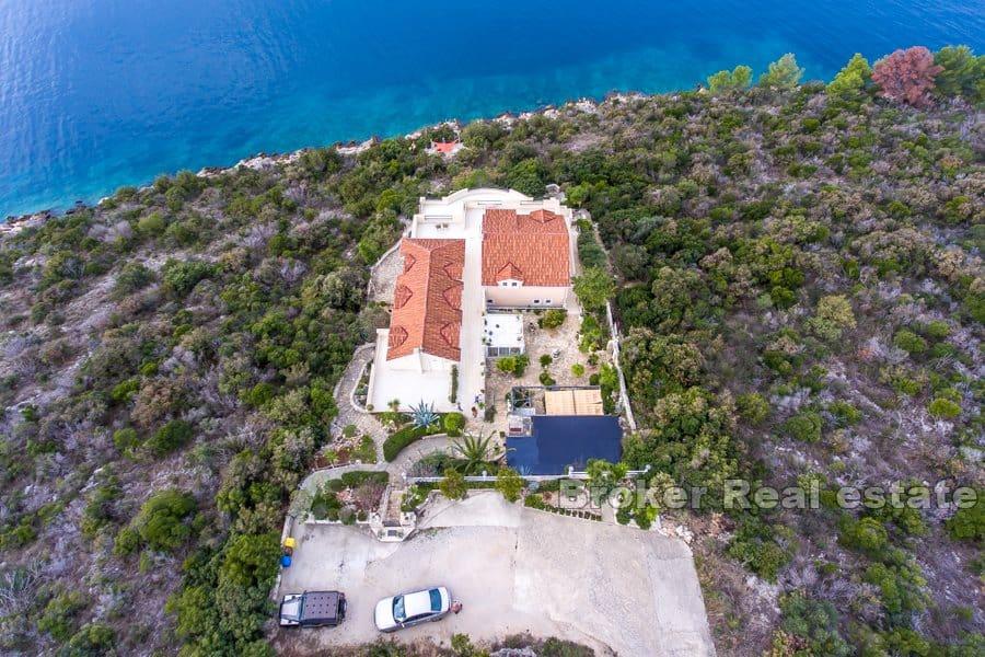 Mehrfamilienhaus in der ersten Reihe zum Meer