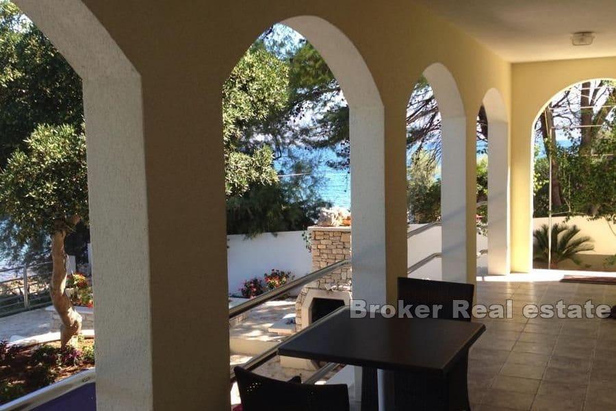 Maison au premier rang de la mer