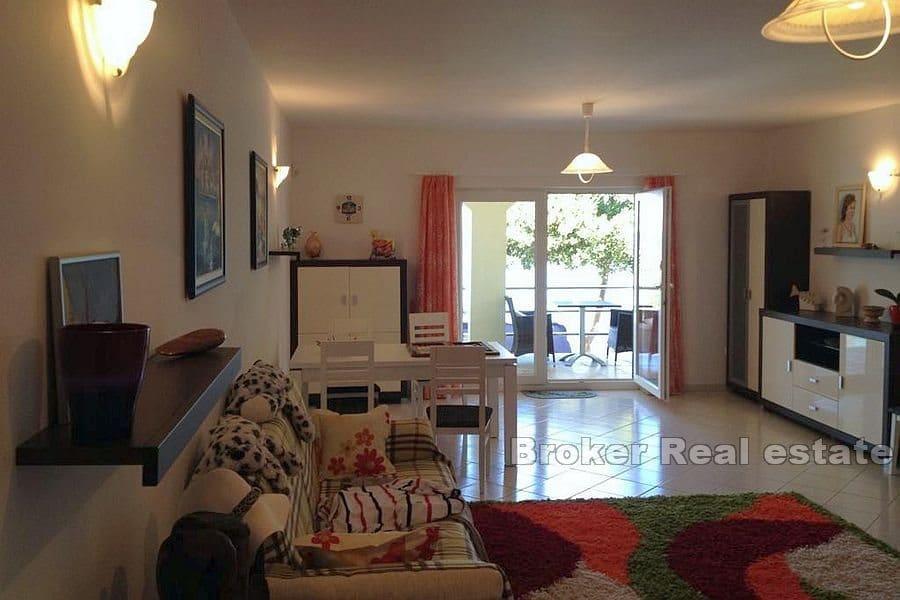 Maison au premier rang de la mer