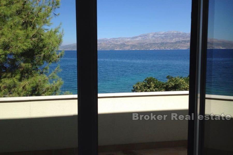 Maison au premier rang de la mer