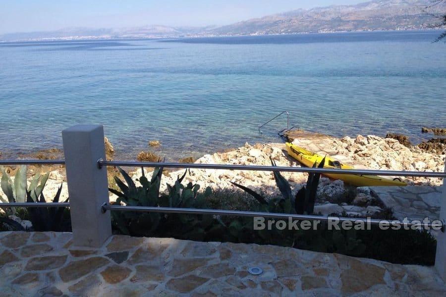 Maison au premier rang de la mer