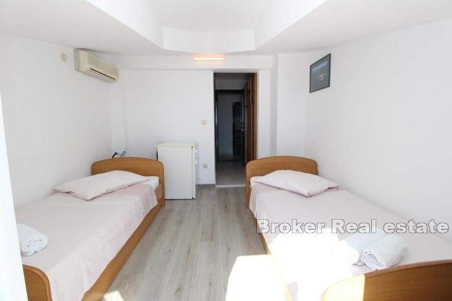 Dom z apartamentami z widokiem na morze