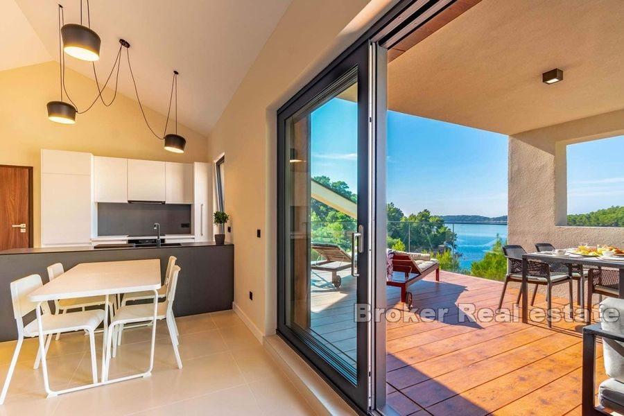 Villa with pool in the first row to the sea