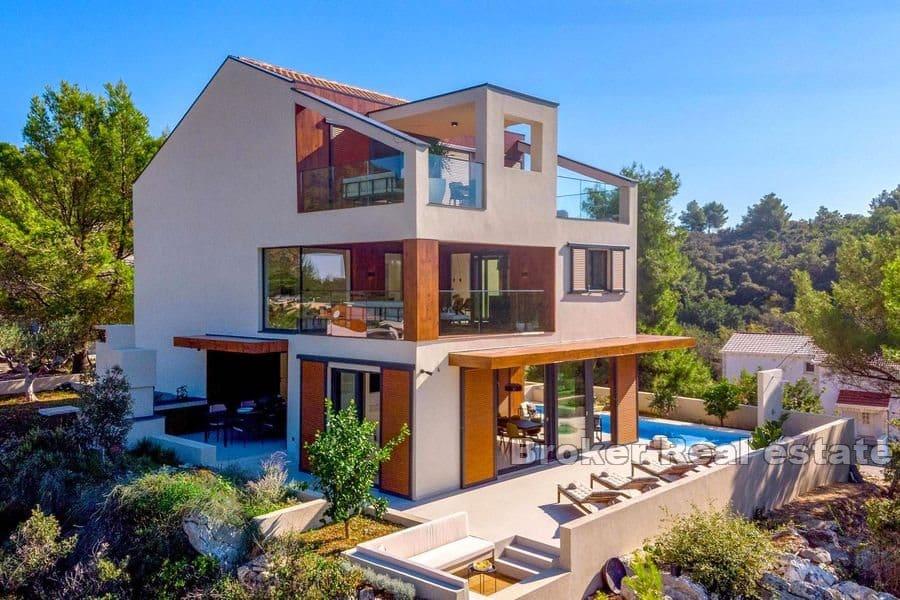 Villa with pool in the first row to the sea