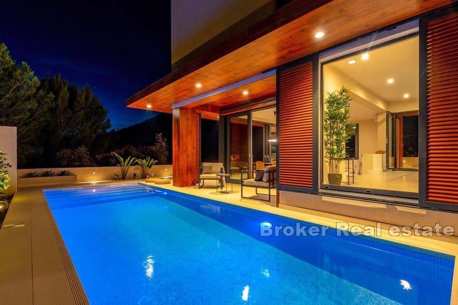 Villa with pool in the first row to the sea