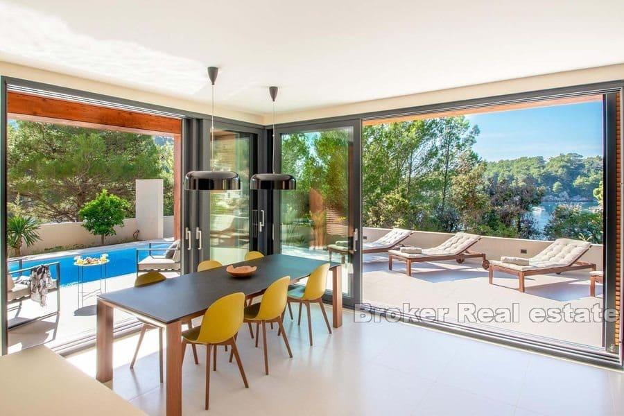 Villa with pool in the first row to the sea