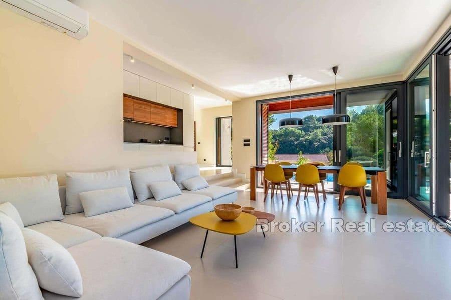 Villa with pool in the first row to the sea