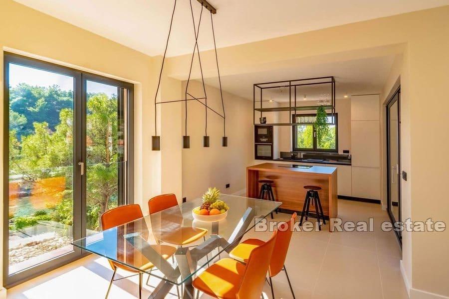 Villa with pool in the first row to the sea