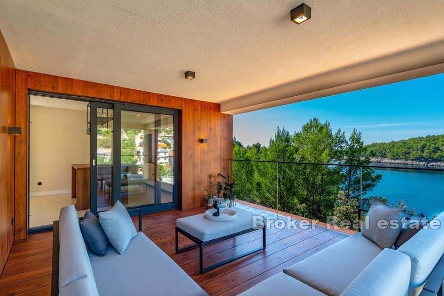 Villa with pool in the first row to the sea