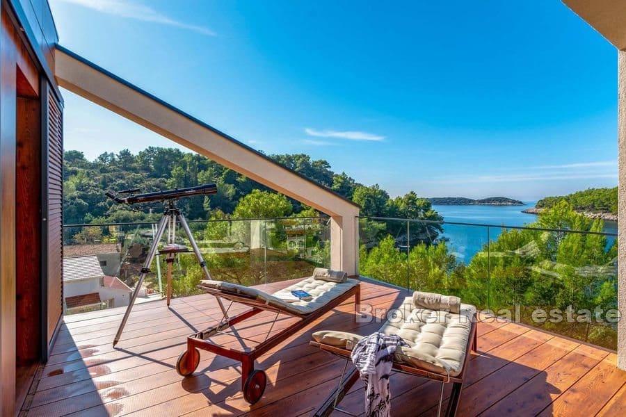 Villa with pool in the first row to the sea