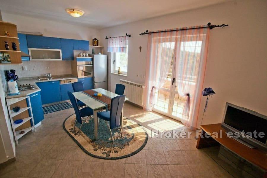 Apartmanska kuća s bazenom