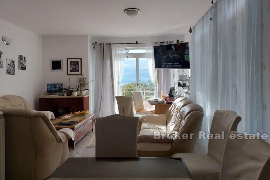 Apartmanska kuća s bazenom