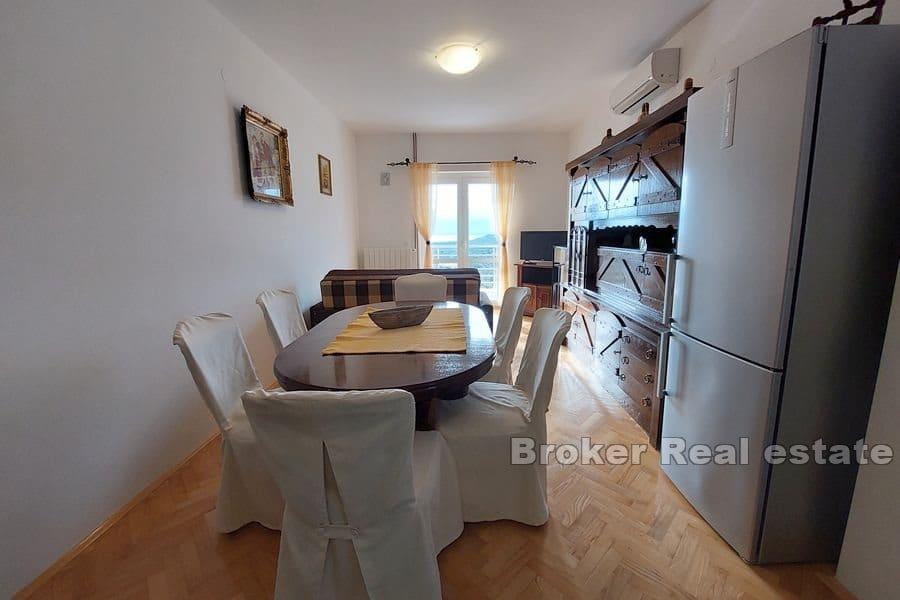 Apartmanska kuća s bazenom