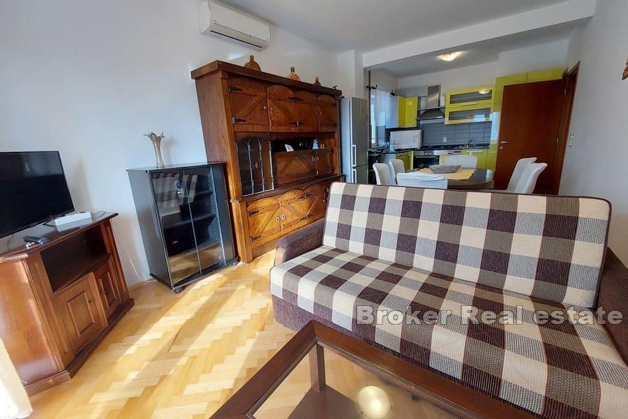 Apartmanska kuća s bazenom