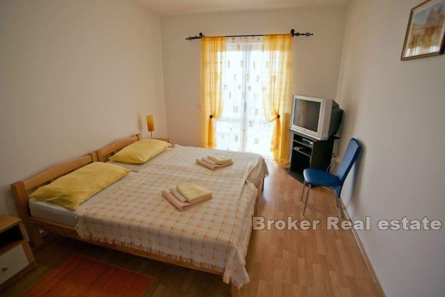 Apartmanska kuća s bazenom