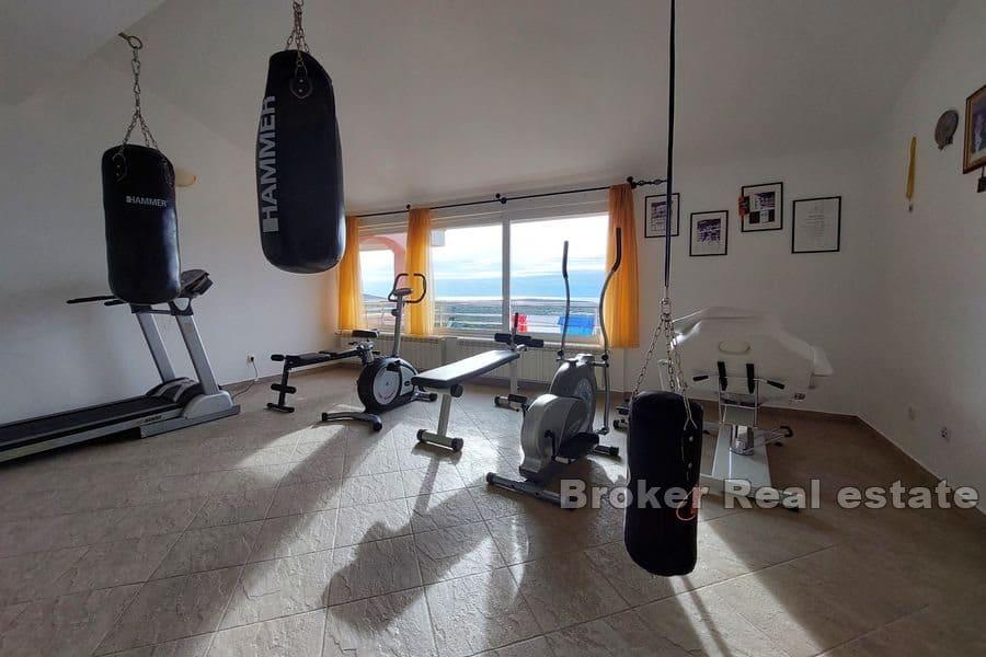 Dom apartamentowy z basenem