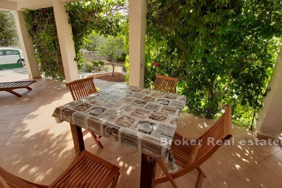 Dom z apartamentami przy morzu