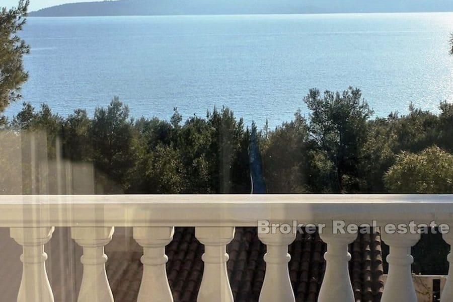 Дом с бассейном и открытым видом на море