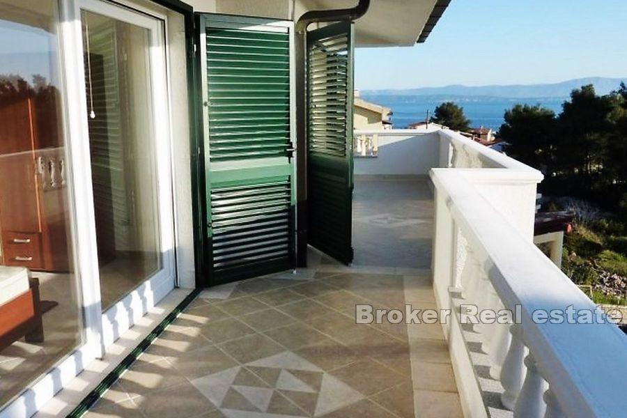 Dom z basenem i otwartym widokiem na morze