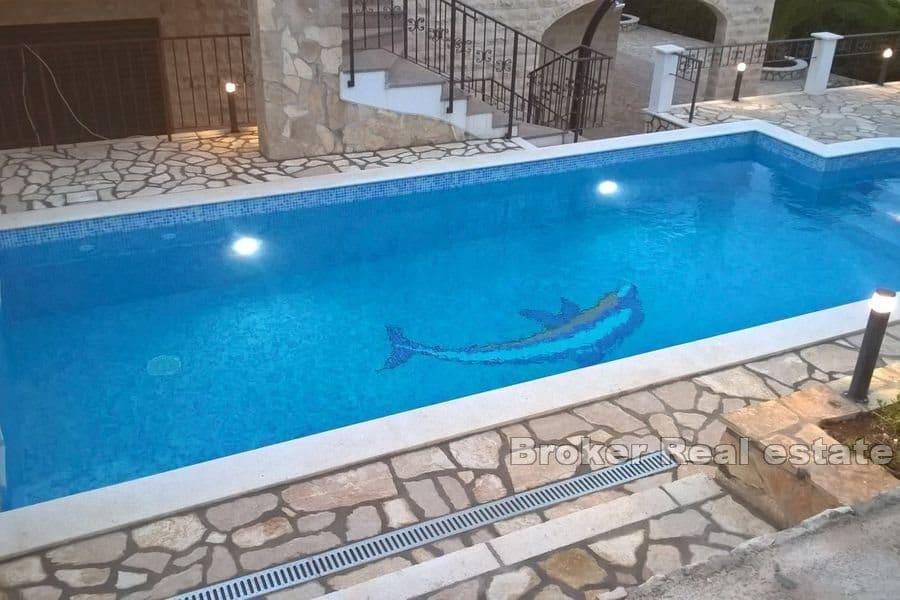 Дом с бассейном и открытым видом на море