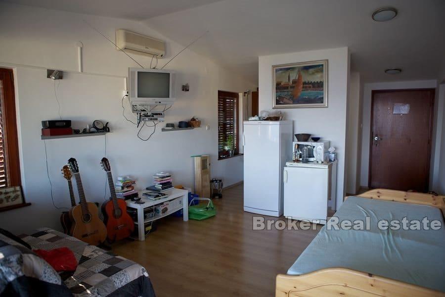 Dom apartamentowy z otwartym widokiem na morze