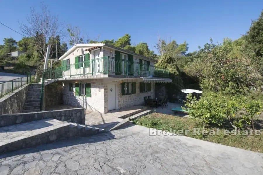 Steinhaus in der Nähe des Meeres