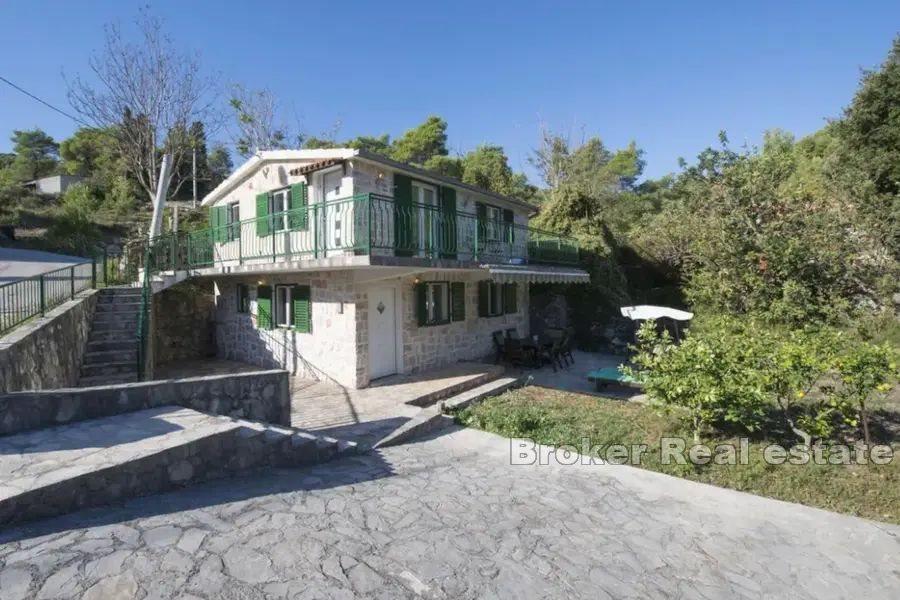 Kamenný dům v blízkosti moře