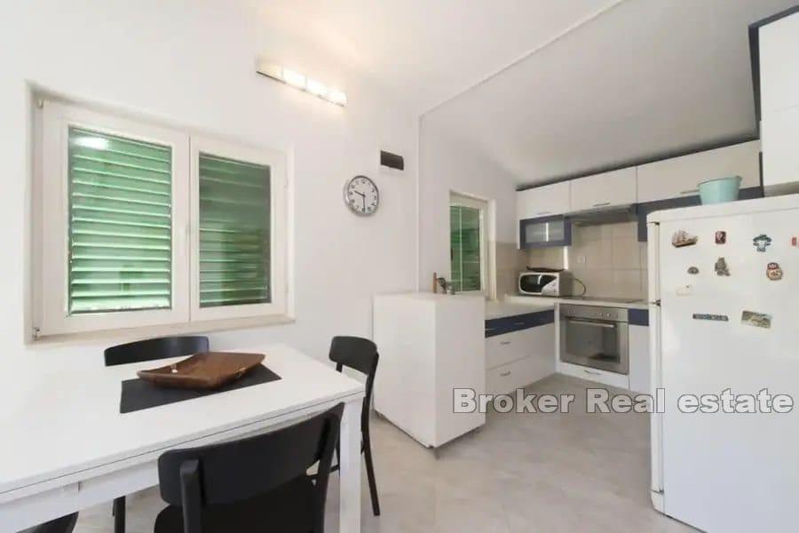 Steinhaus in der Nähe des Meeres