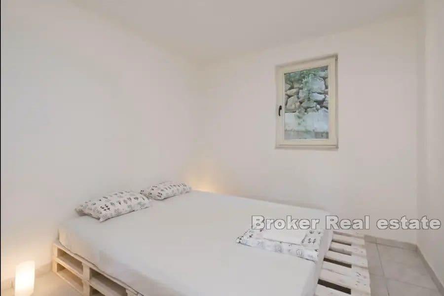 Steinhaus in der Nähe des Meeres