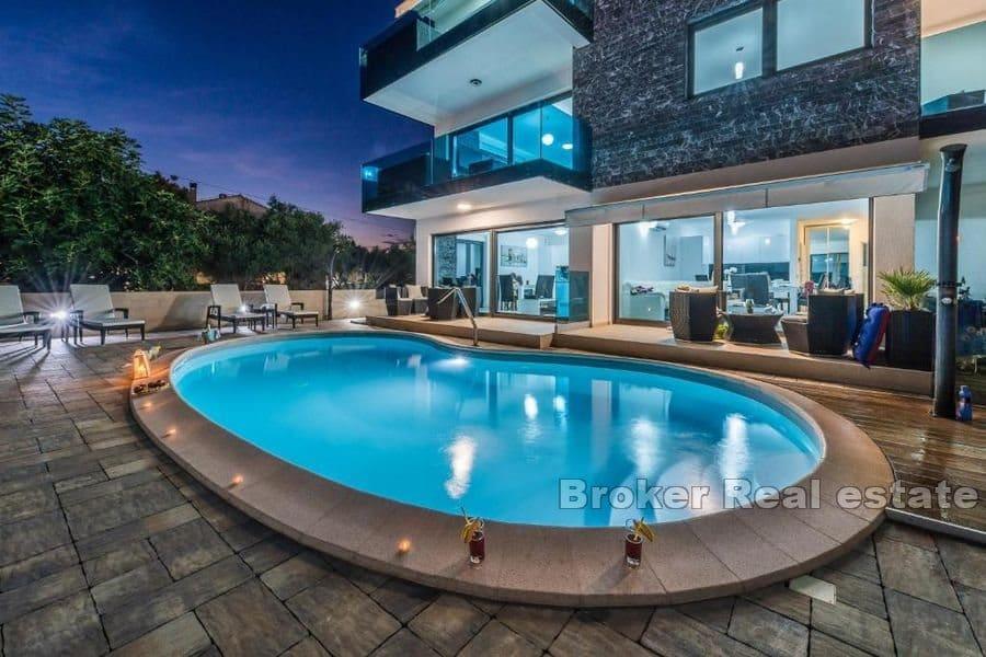 Luxusvilla mit Pool und Dachterrasse