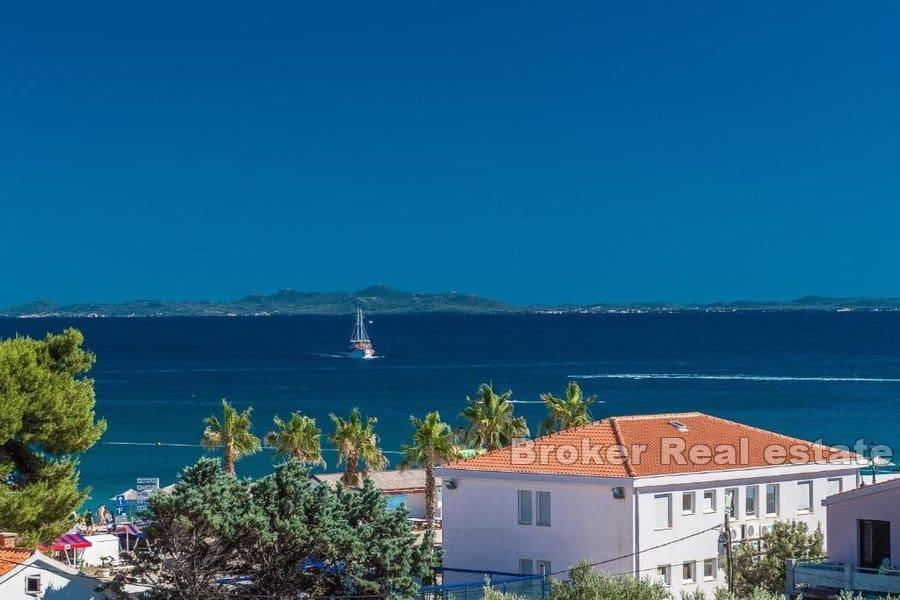 Villa de luxe avec piscine et terrasse sur le toit
