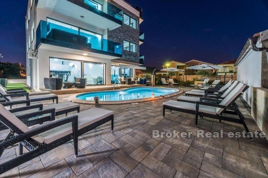 Villa de luxe avec piscine et terrasse sur le toit