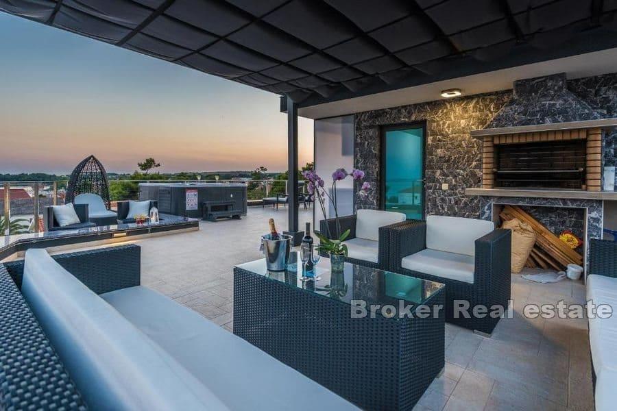 Luxusvilla mit Pool und Dachterrasse