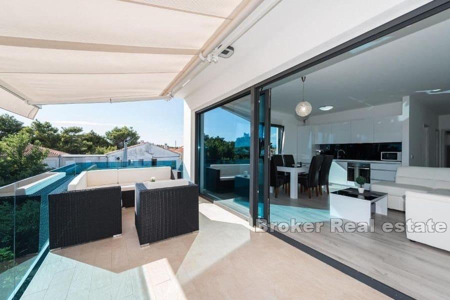 Luxusvilla mit Pool und Dachterrasse