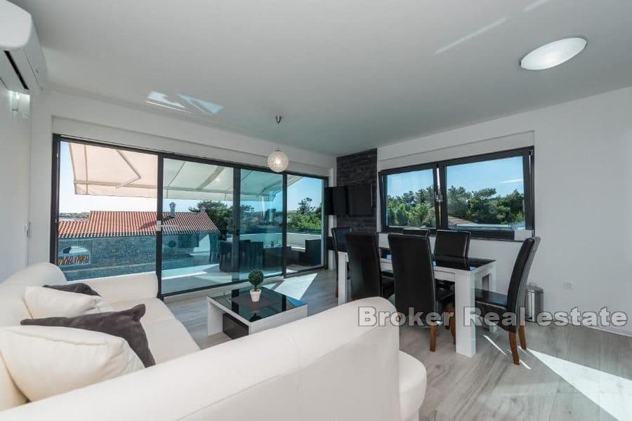 Luxusvilla mit Pool und Dachterrasse