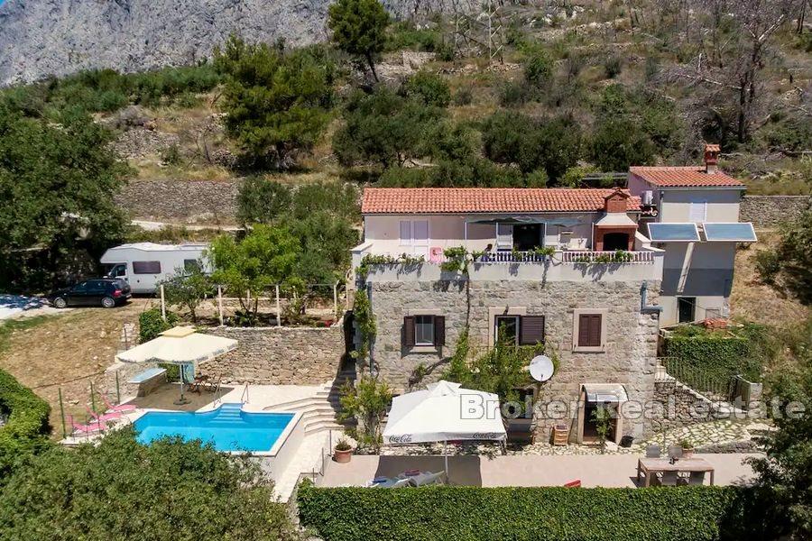 Maison en pierre avec piscine