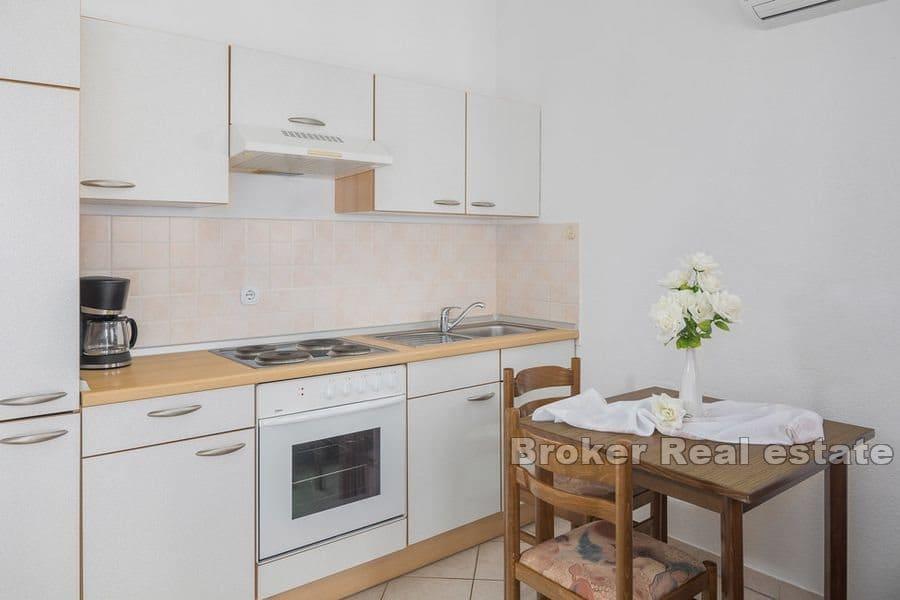 Haus mit Pool auf einem weitläufigen Grundstück