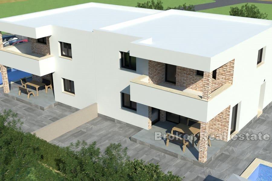 Semi-detached house with pool