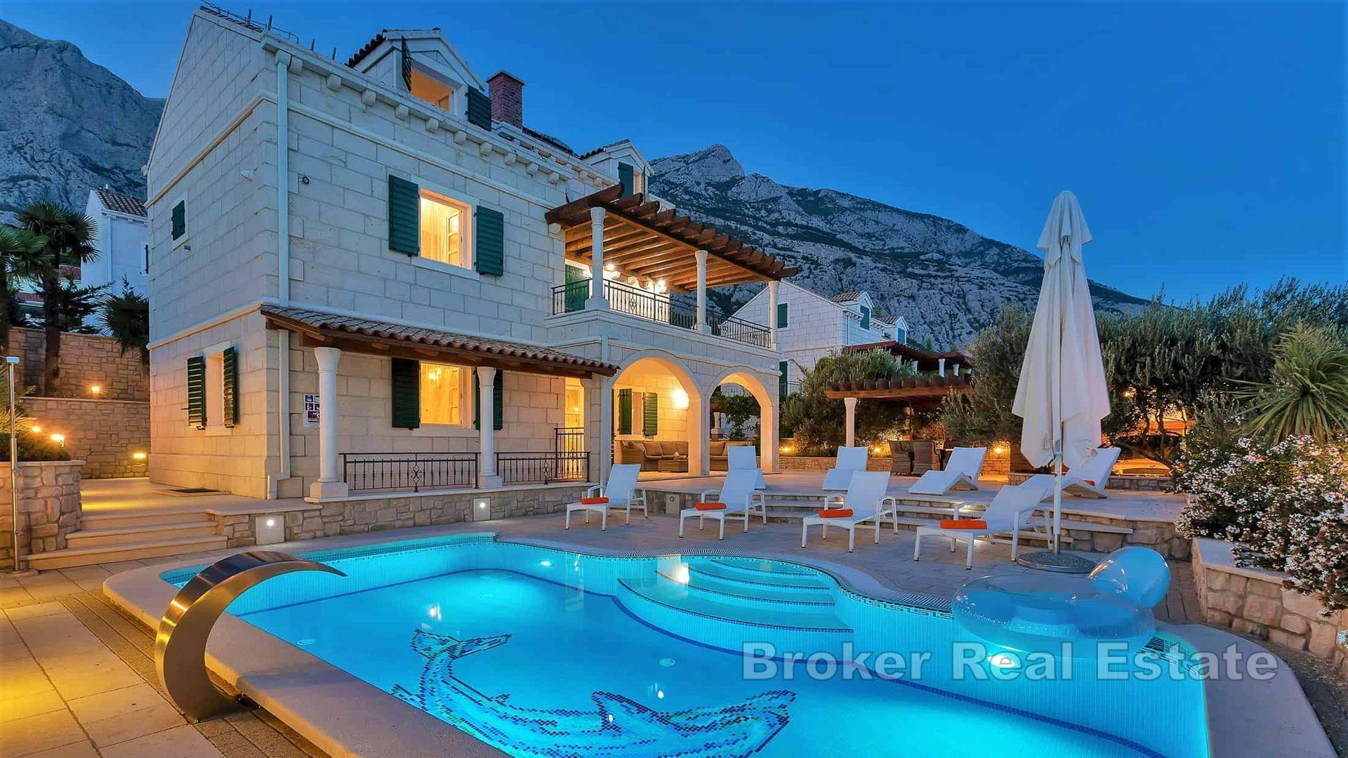 Villa in pietra con vista sul mare aperto
