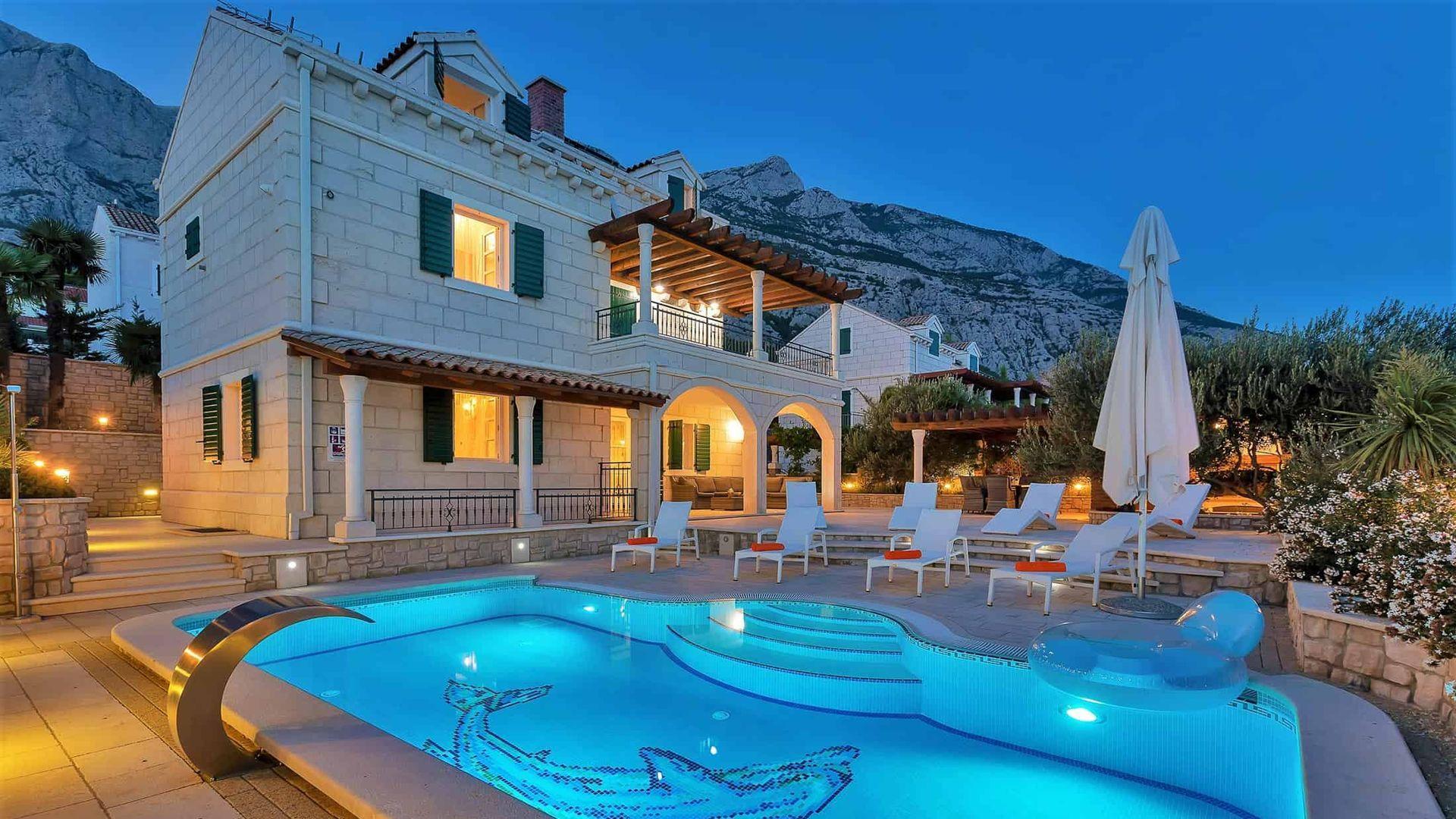 Villa in pietra con vista sul mare aperto