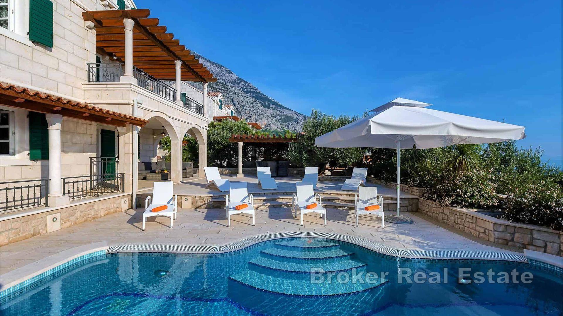 Villa in pietra con vista sul mare aperto