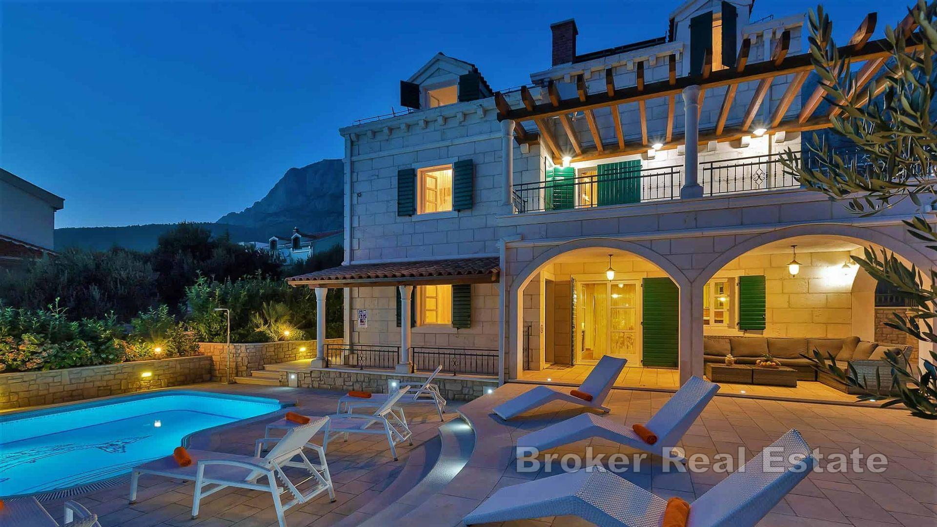 Villa in pietra con vista sul mare aperto