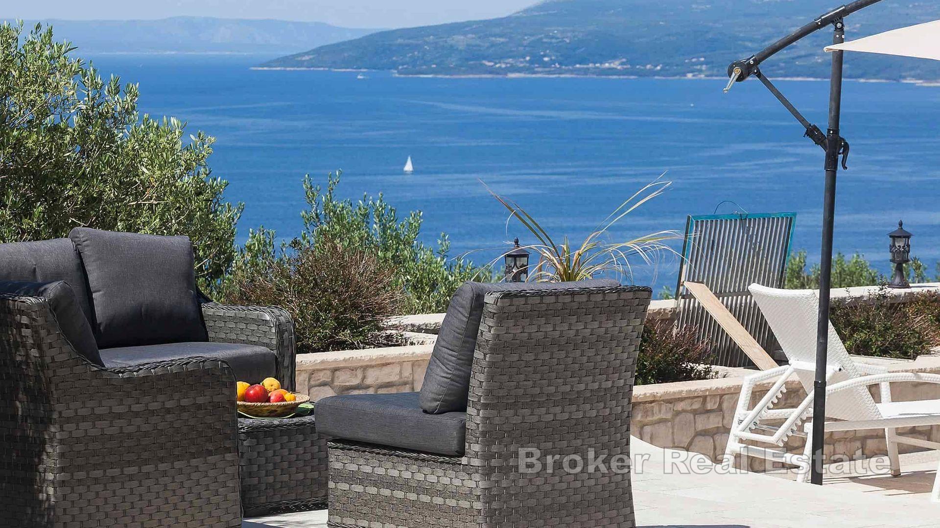 Villa in pietra con vista sul mare aperto