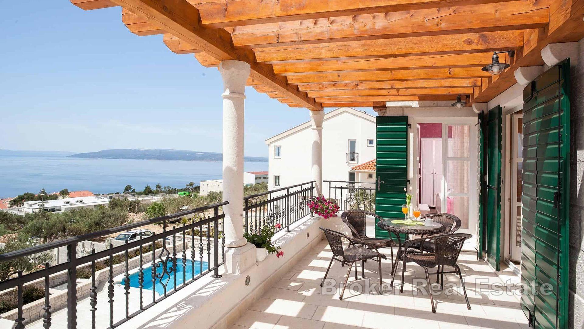Villa in pietra con vista sul mare aperto